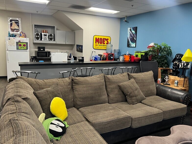 More Photos Of 7575 N San Fernando Rd, Burbank Warehouse For Sale