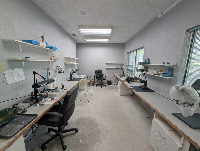 More Photos Of 711 Melrose Dr, Waco Office For Sale