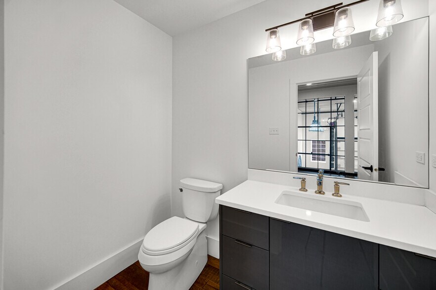 More Photos Of 2244 Ferry Rd, Naperville Flex For Sale