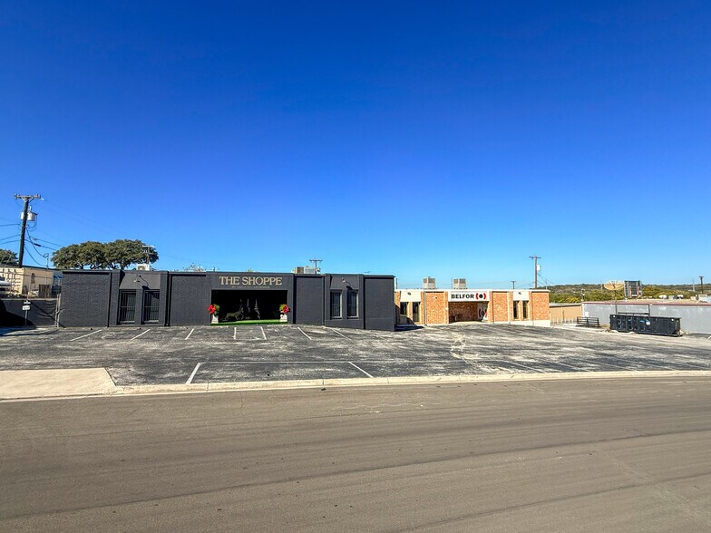 More Photos Of 12131-12137 Valliant St, San Antonio Showroom For Sale