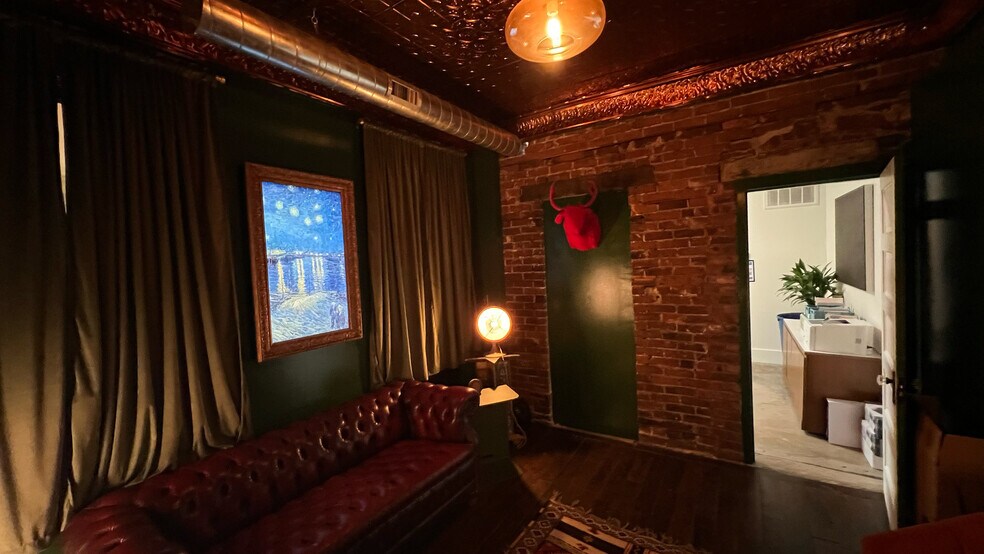 More Photos Of 128 Dewees St, Lexington Freestanding For Lease