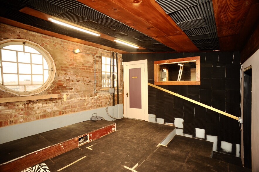 More Photos Of 424 W Main St, Denison Storefront Retail Office For Sale