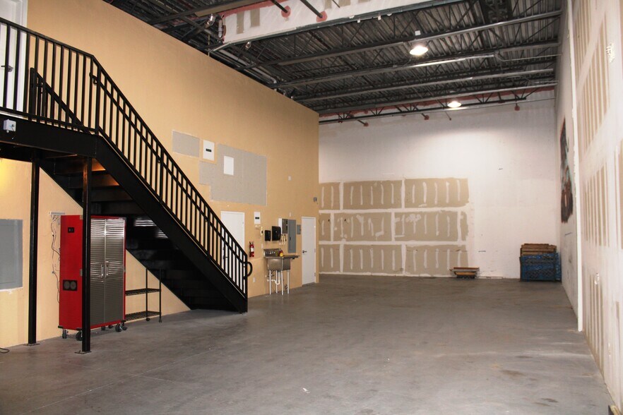 More Photos Of 12801 Commerce Lakes Dr, Fort Myers Light Distribution For Sale