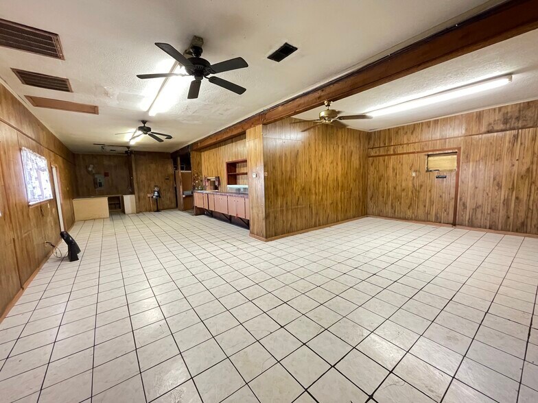 More Photos Of 423 W Plantation Dr, Clute Restaurant For Sale