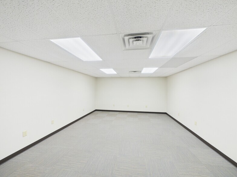 More Photos Of 2358 W 23rd St, Bellaire General Retail For Sale