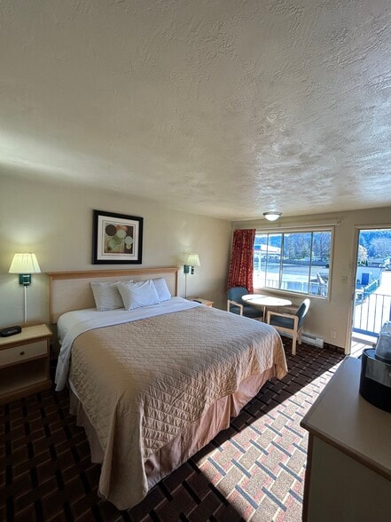 More Photos Of 1593 US 101 Hwy, Reedsport Hotel For Sale