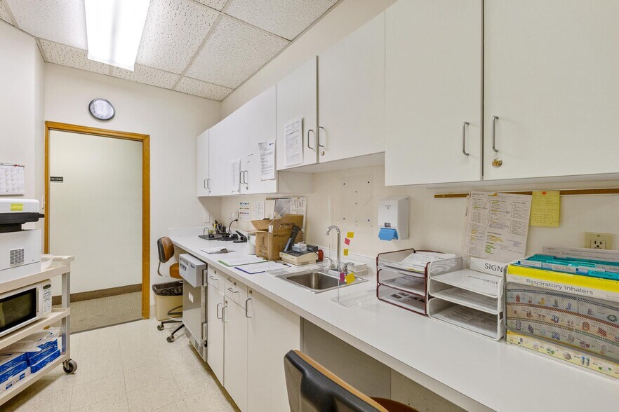 More Photos Of 17770 Mack Ave, Grosse Pointe Medical For Lease