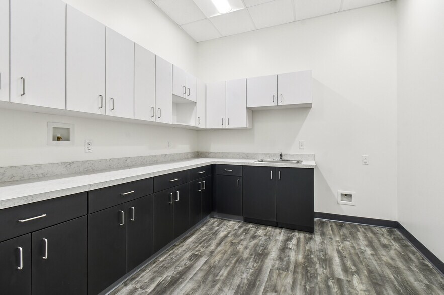 More Photos Of 810 Oregon Ave, Linthicum Unknown For Lease