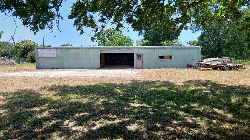 More Photos Of 610 New York St, Navasota Flex For Sale