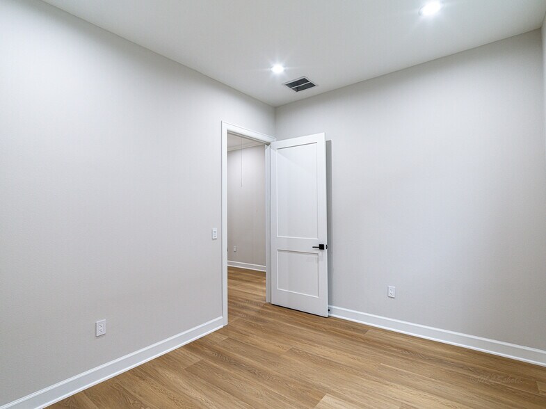 More Photos Of 1325 Main St, Katy Office Residential For Sale