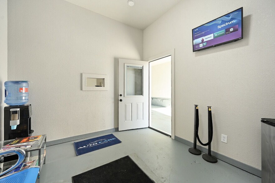 More Photos Of 3200 E 31st St, Kansas City Freestanding For Sale