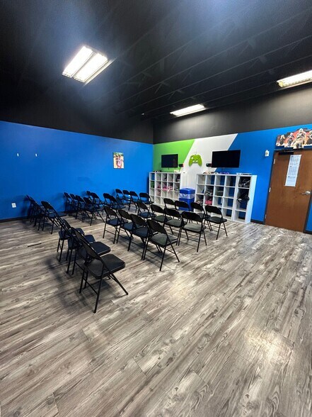 More Photos Of 2401 S A W Grimes Blvd, Round Rock Freestanding For Sale