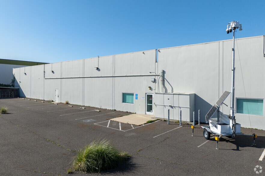 More Photos Of 14333 Wicks Blvd, San Leandro Warehouse For Sale