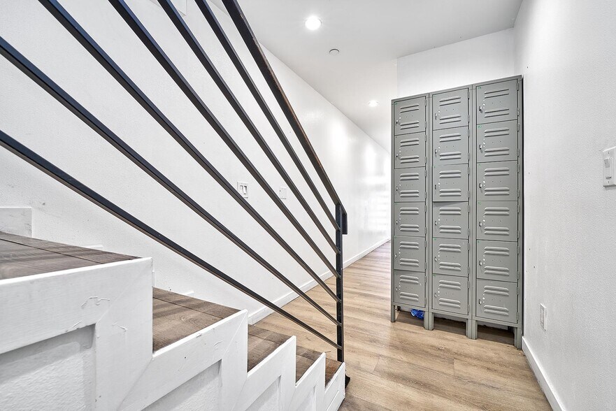 More Photos Of 550 W 47th St, Los Angeles Apartments For Sale