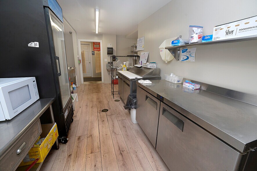 More Photos Of 221 20th Ave, Ottawa Bar For Sale