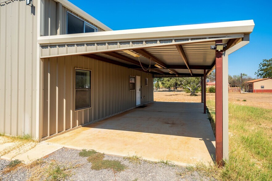 More Photos Of 13747 US Highway 87 S, Adkins Flex For Lease