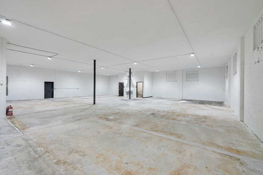 More Photos Of 530 17th St, West Palm Beach Light Distribution For Lease