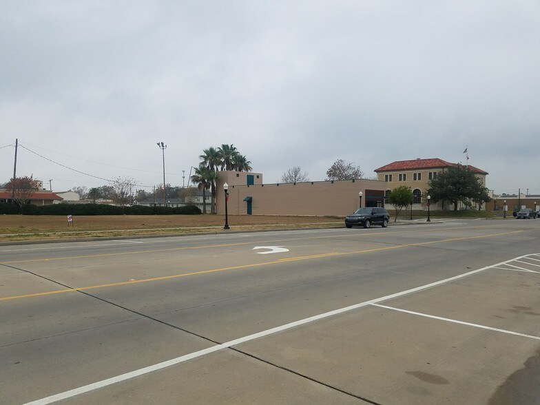 More Photos Of 221 6th St N, Texas City General Retail For Sale