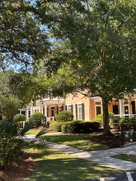 More Photos Of 10 Pinckney Colony Rd, Bluffton Office For Lease