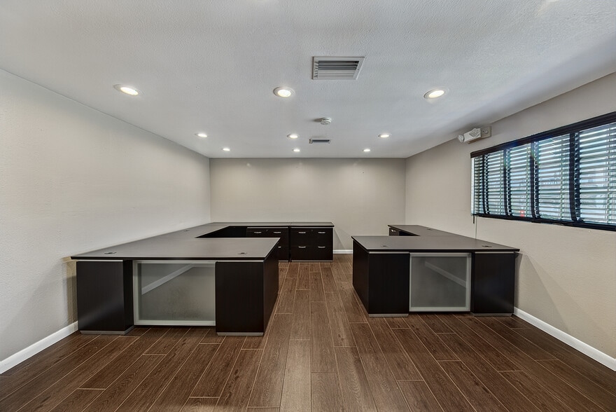 More Photos Of 900-950 NE 40th Ct, Oakland Park Warehouse For Lease