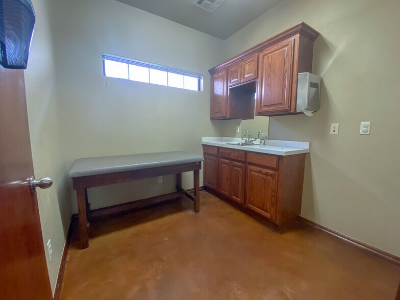 More Photos Of 2400 Palmer Cir, Norman Medical For Lease