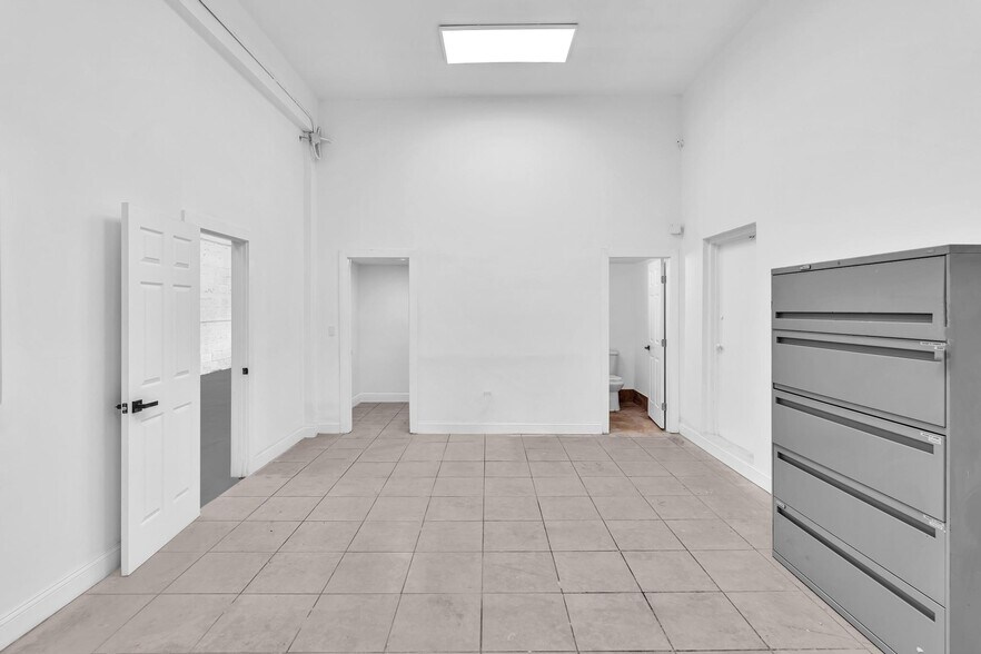 More Photos Of 570 NW 54th St, Miami Auto Repair For Lease