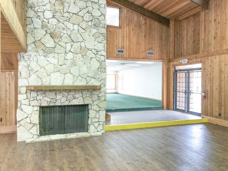 More Photos Of 817 N Frazier St, Conroe Freestanding For Sale