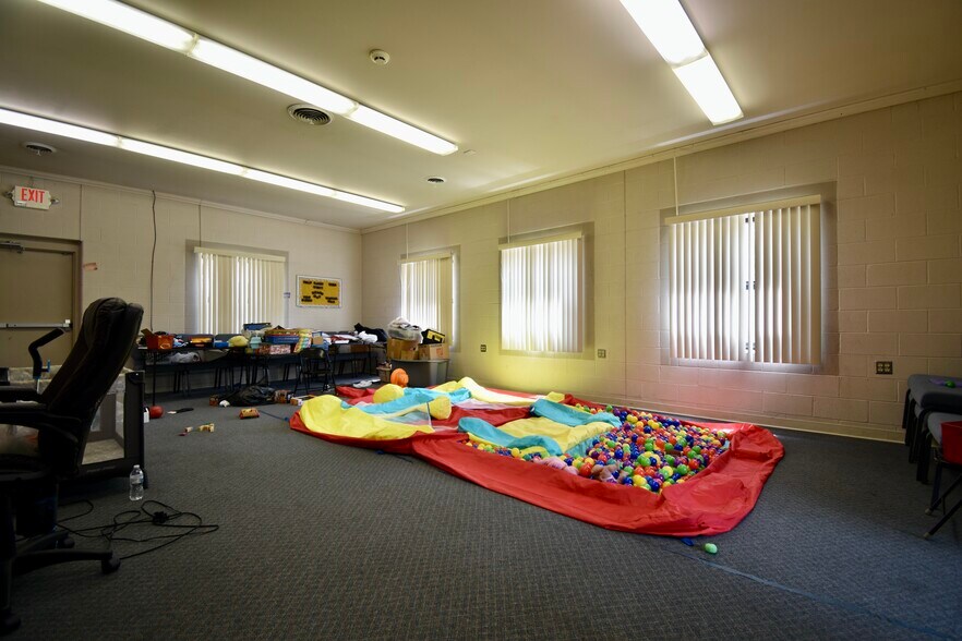 More Photos Of 21900 Middlebelt Rd, Farmington Hills Religious Facility For Sale