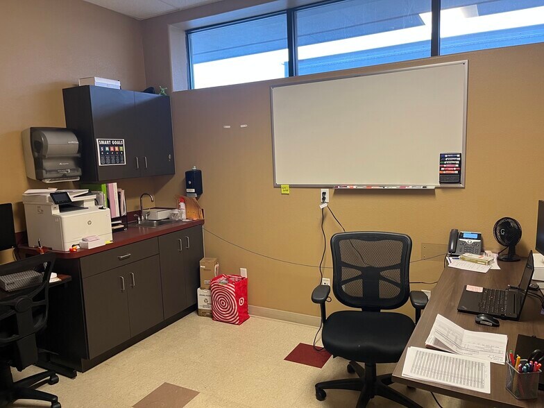 More Photos Of 3180 W Clearwater Ave, Kennewick Storefront Retail Office For Lease