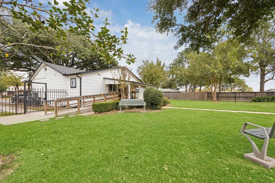 More Photos Of 5225 E 5th St, Katy Light Manufacturing For Sale