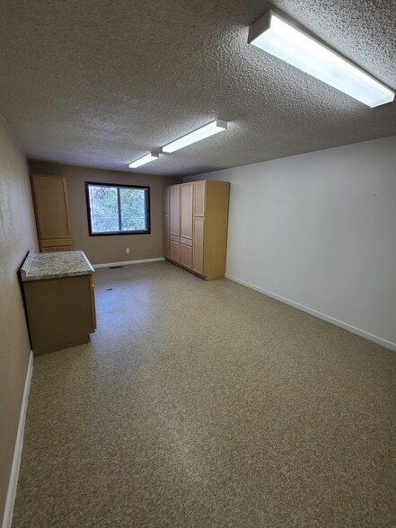 More Photos Of 620 Miller Ct, Lakewood Freestanding For Lease
