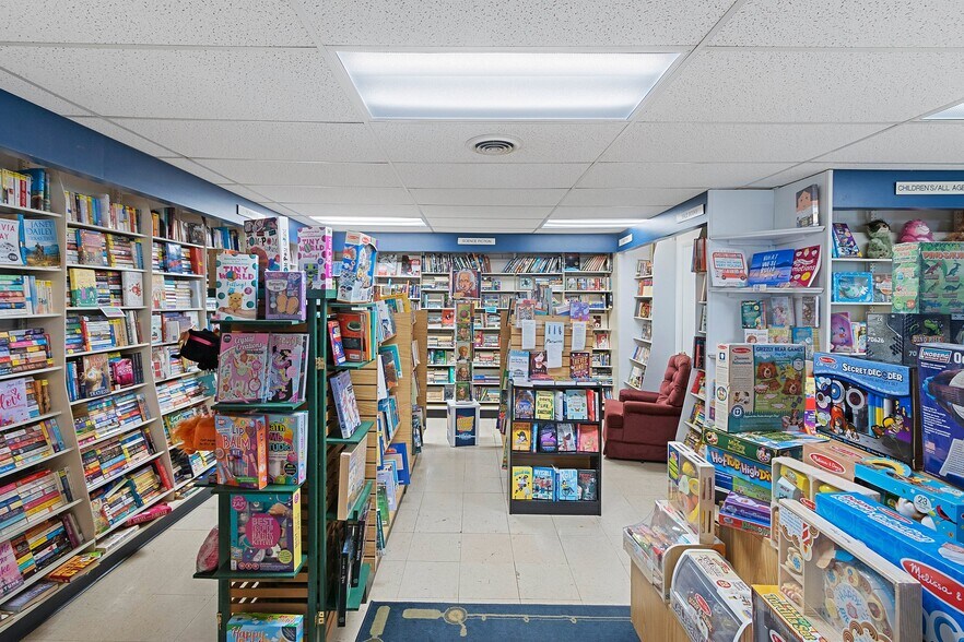 More Photos Of 302 Collins Ave, Oconto General Retail For Sale