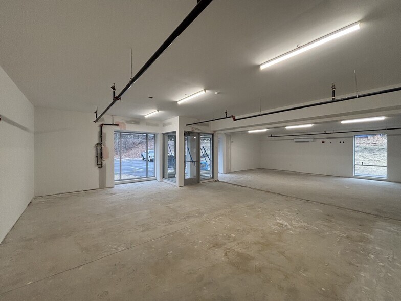 More Photos Of 424 Payne Rd, Scarborough Storefront Retail Office For Lease