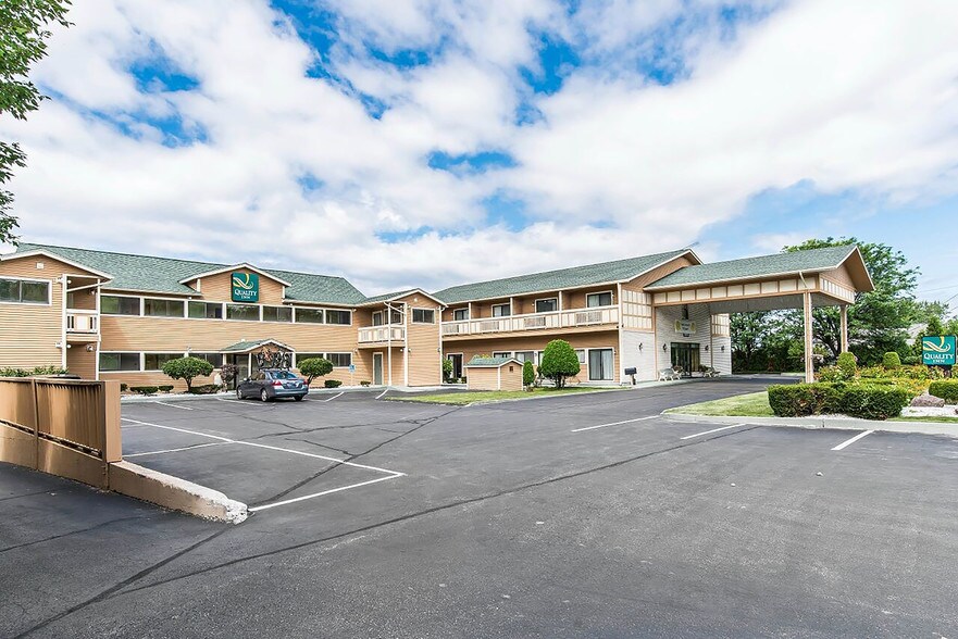 More Photos Of 2572 Shelburne Rd, Shelburne Hotel For Sale