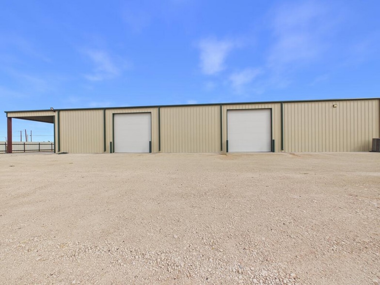 More Photos Of 1100 W Sealy Ave, Monahans Distribution For Sale