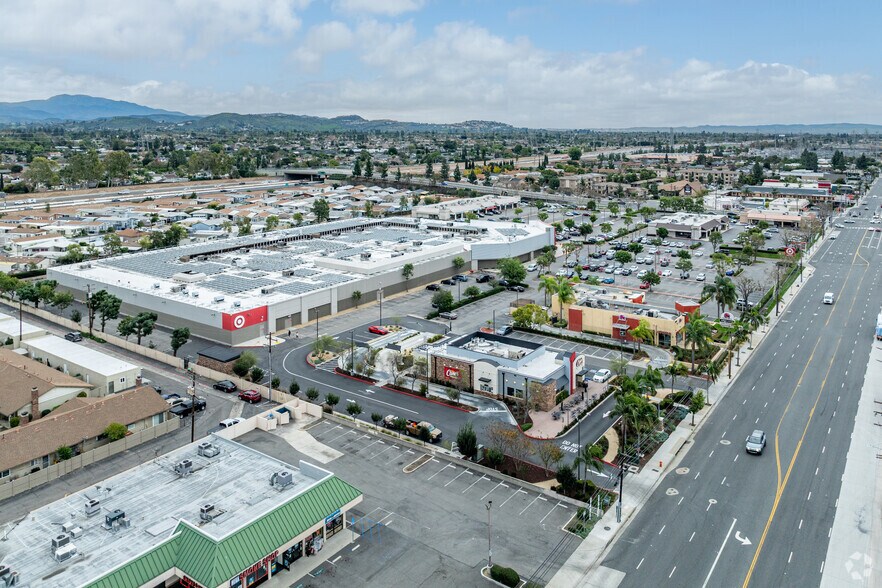 More Photos Of 2115 N Tustin St, Orange Freestanding For Lease