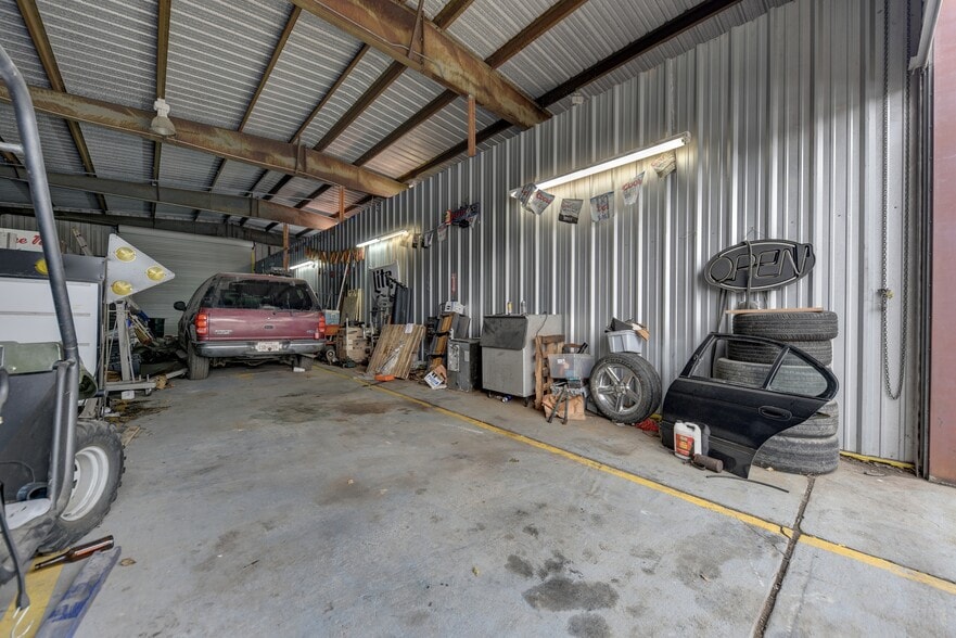 More Photos Of 307 E Alamo St, Brenham Auto Repair For Sale