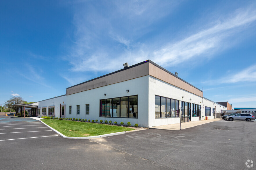 Primary Photo Of 725 Broadway Ave, Holbrook Warehouse For Lease