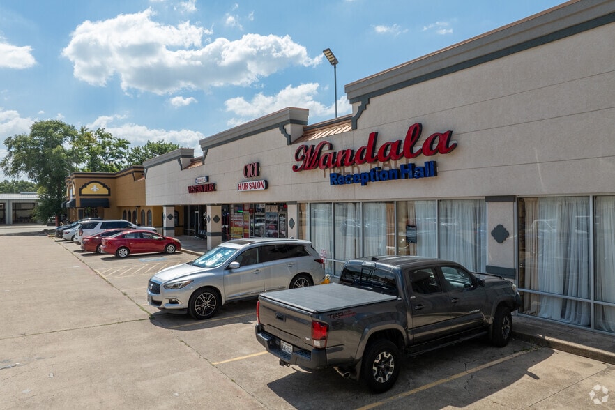 More Photos Of 811 Avenue D, Katy Storefront For Lease