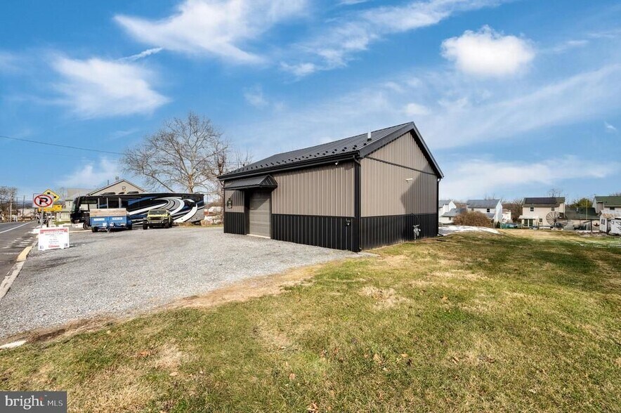 More Photos Of 519 Main St, Blandon Flex For Sale