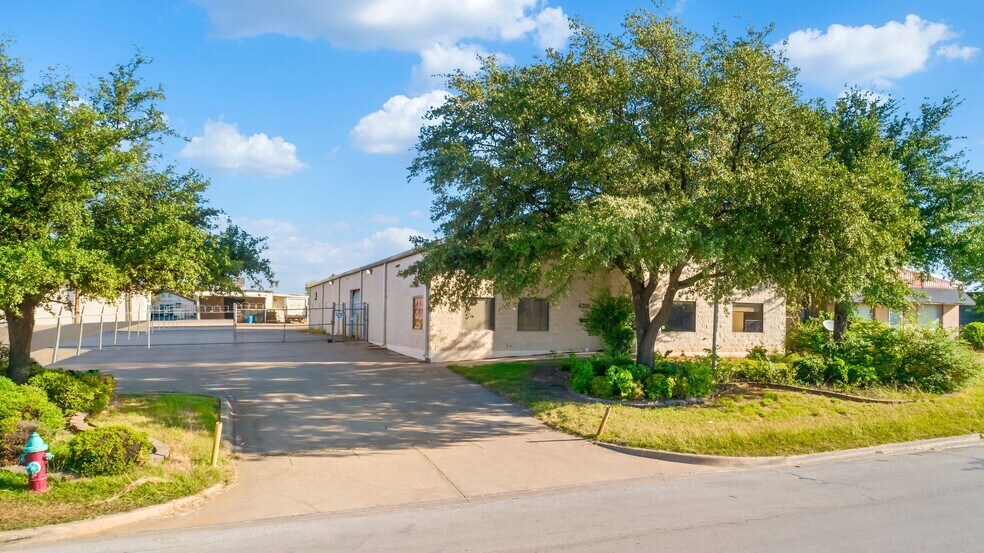 More Photos Of 4201 Clay Ave, Haltom City Warehouse For Lease