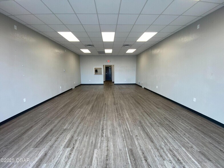 More Photos Of 530 N East St, Webb City General Retail For Lease