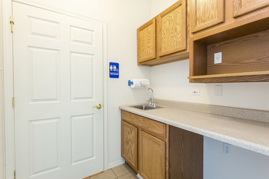 More Photos Of 6503 W Okanogan Ave, Kennewick Warehouse For Lease
