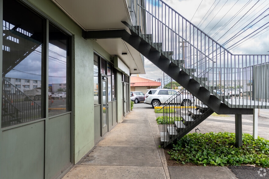 More Photos Of 1425 Dillingham Blvd, Honolulu General Retail For Lease