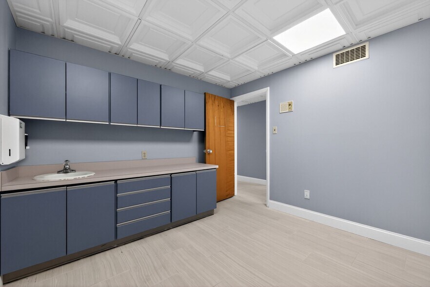More Photos Of 1701 Wynwood Dr, Cinnaminson Medical For Sale