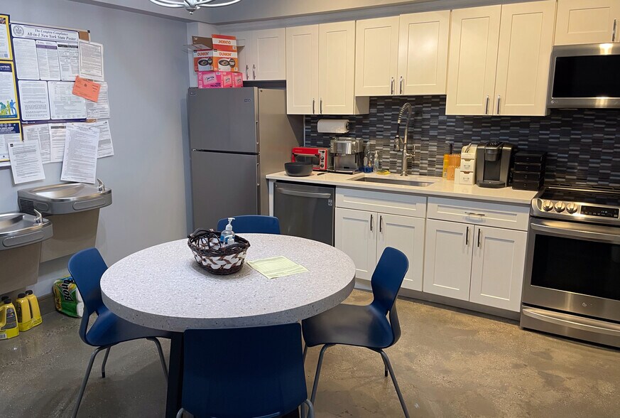 More Photos Of 21 Deforest St, Amityville Warehouse For Lease