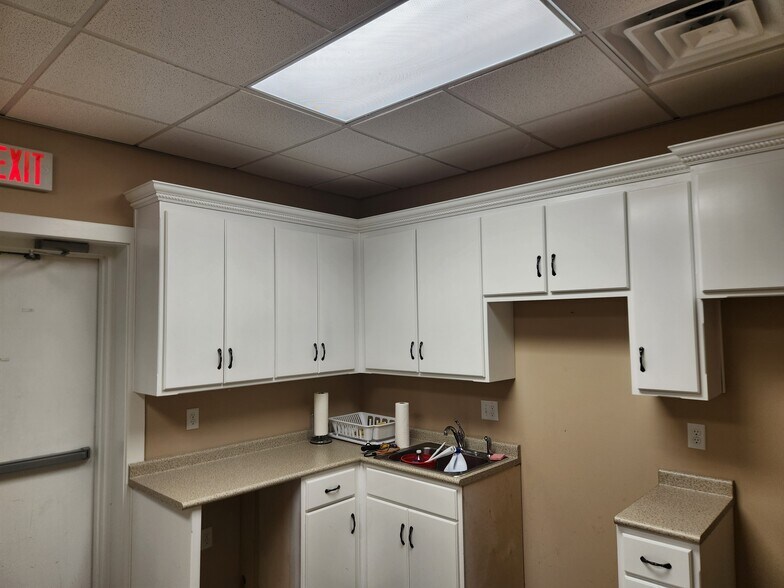 More Photos Of 410-480 W Cherry St, Jesup General Retail For Lease