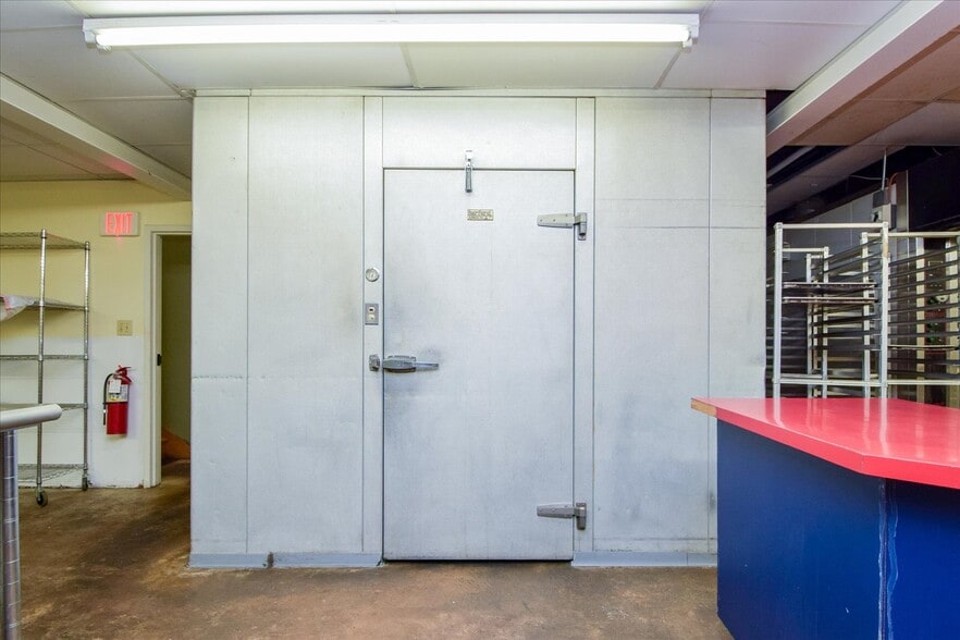 More Photos Of 1212 4th St SW, Roanoke General Retail For Sale