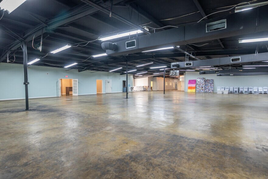 More Photos Of 1006 Lynn Ln, Starkville Flex For Lease