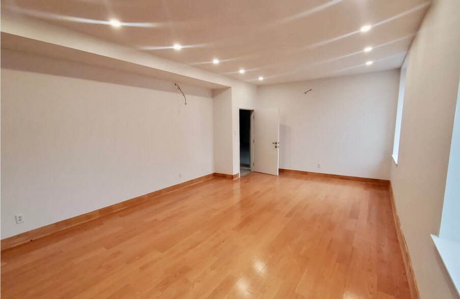 More Photos Of 255 Rue Notre-Dame O, Montréal Loft Creative Space For Lease